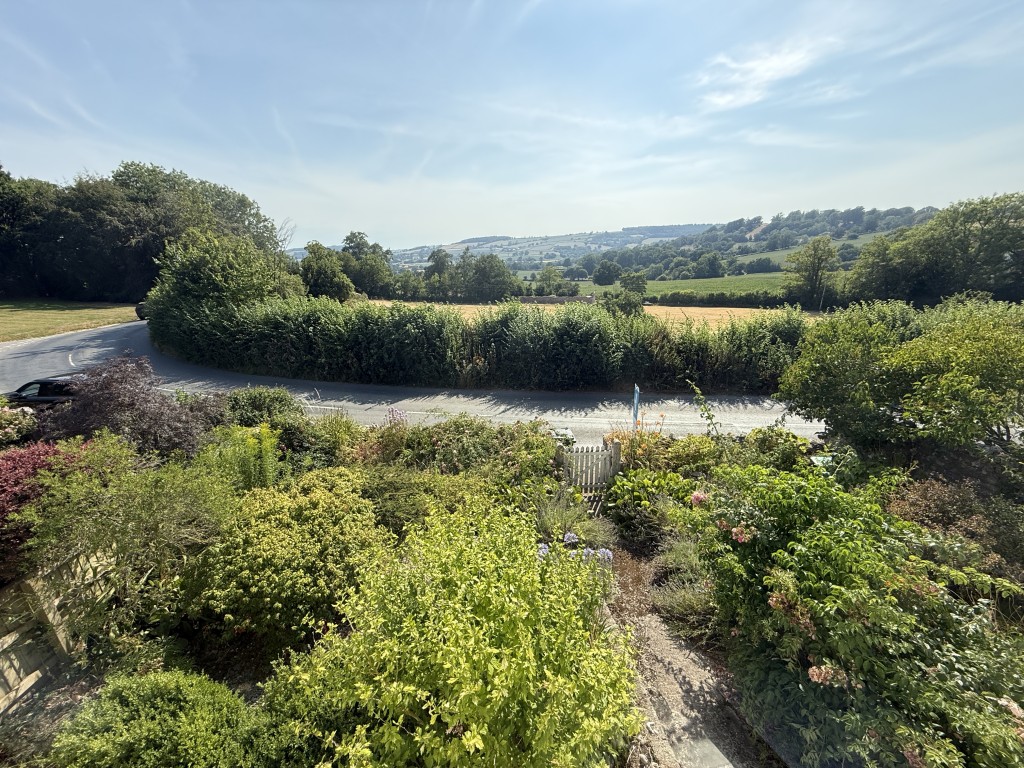 Lot: 90 - SPACIOUS COTTAGE WITH GARDENS FOR UPDATING - 
